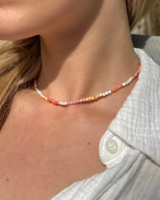 SUNSET GLOW – bunte Perlenkette aus Edelsteinen in Korall, Rosa, Orange & Weiß