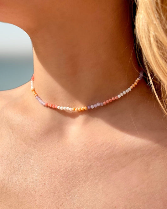 CORAL BREEZE - Color-Block Surferkette aus Natursteinen in Korall, Flieder, Orange & Weiß